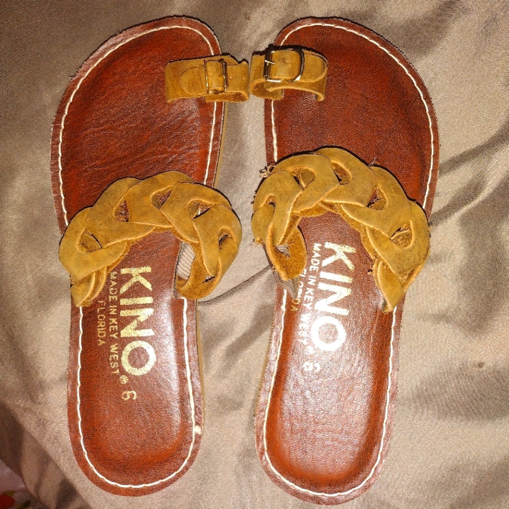 Kinkos flip flops size 6